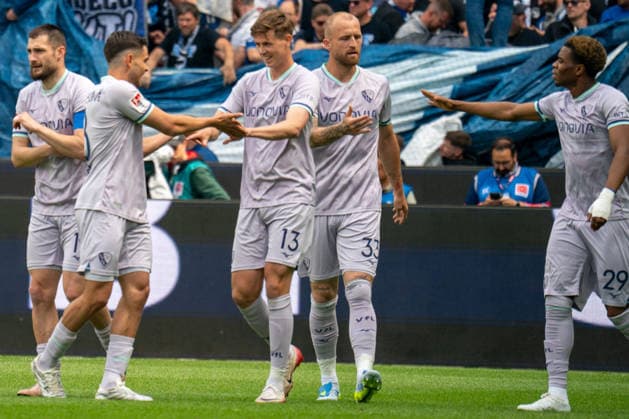 17.05.2026, xdaymx, Fussball 2.Bundesliga, Karlsruher SC - VfL Bochum, Torjubel mit der Mannschaft mit dem Torschützen zum 1:0 von Kjell Wätjen (VfL Bochum) (DFL DFB REGULATIONS PROHIBIT ANY USE OF PHOTOGRAPHS as IMAGE SEQUENCES and or QUASI-VIDEO) Karlsruhe