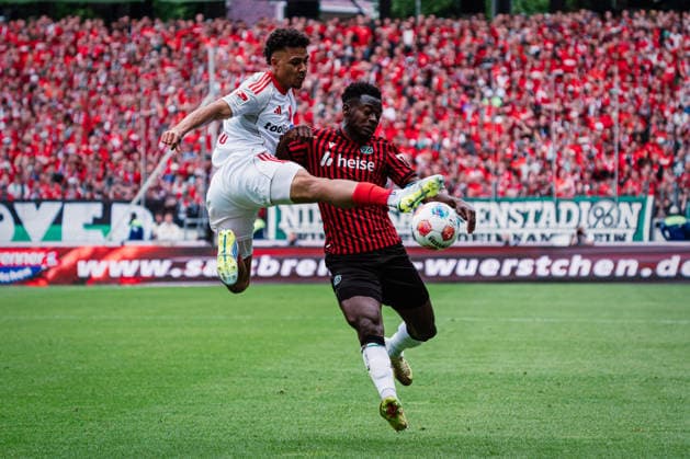 2. Bundesliga: Hannover 96 vs. 1. FC Nürnberg, 17.05.2026 Henri Koudossou (1. FC Nürnberg, 8) gegen Mustapha Bundu (Hannover 96, 7) im Zweikampf; Fußball, 2. Bundesliga, 34. Spieltag: Hannover 96 vs. 1. FC Nürnberg am 17.05.2026 in der Heinz von Heiden Arena, Hannover DFL REGULATIONS PROHIBIT ANY USE OF PHOTOGRAPHS AS IMAGE SEQUENCES AND OR QUASI-VIDEO. Copyright: xBEAUTIFULxSPORTS Tonhäuserx