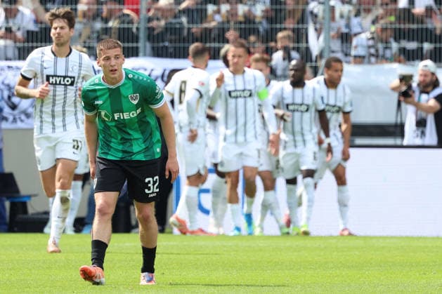 17.05.2026, xrekx, Fussball 2.Bundesliga, SV Elversberg - Preußen Münster v.l. Torjubel nach dem Tor zum celebrating the goal celebrate 2:0 durch David Mokwa (SV 07 Elversberg) Tobias Raschl (Preussen Muenster) enttaeuscht, enttäuscht, schaut enttaeuscht, niedergeschlagen, disappointed (DFL DFB REGULATIONS PROHIBIT ANY USE OF PHOTOGRAPHS as IMAGE SEQUENCES and or QUASI-VIDEO) Elversberg