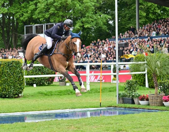 GER; Al Shira aa Deutsches Spring- & Dressur Derby Hamburg, Al Shira aa 95. Deutsches Spring-Derby 17.05.2026, GER; Al Shira aa Deutsches Spring- & Dressur Derby Hamburg, PAl Shira aa 95. Deutsches Spring-Derby präsentiert von Melitta CSI4* - Al Shira aa Derby Tour - Finale im Bild Frederic Tillmann (GER) auf DSP Comanche VL am Wassergraben