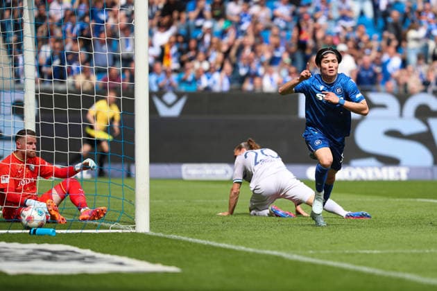 bedienter Timo Horn (VfL Bochum, Torwart, 01) und Noah Loosli (VfL Bochum, 20) nach dem Treffer zum 1:1 Ausgleich durch Shio Fukuda (Karlsruher SC, 13), Karlsruher SC vs. VfL Bochum, 2. Bundesliga, 34. Spieltag, 2025 2026, 17.05.2026, DFL REGULATIONS PROHIBIT ANY USE OF PHOTOGRAPHS AS IMAGE SEQUENCES AND OR QUASI-VIDEO, Karlsruher SC vs. VfL Bochum, 2. Bundesliga, 34. Spieltag, 2025 2026, 17.05.2026 Karlsruhe Copyright: xEibner-Pressefoto JanxPrihodax EP_JPA