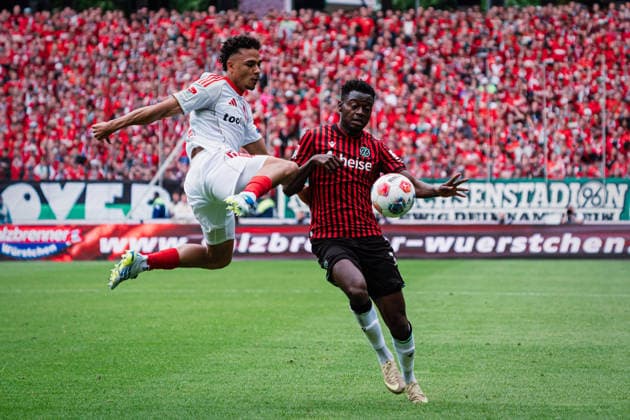 2. Bundesliga: Hannover 96 vs. 1. FC Nürnberg, 17.05.2026 Henri Koudossou (1. FC Nürnberg, 8) gegen Mustapha Bundu (Hannover 96, 7) im Zweikampf; Fußball, 2. Bundesliga, 34. Spieltag: Hannover 96 vs. 1. FC Nürnberg am 17.05.2026 in der Heinz von Heiden Arena, Hannover DFL REGULATIONS PROHIBIT ANY USE OF PHOTOGRAPHS AS IMAGE SEQUENCES AND OR QUASI-VIDEO. Copyright: xBEAUTIFULxSPORTS Tonhäuserx