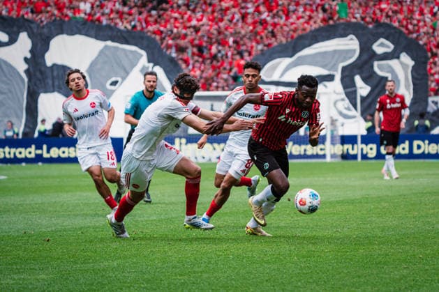 2. Bundesliga: Hannover 96 vs. 1. FC Nürnberg, 17.05.2026 Fabio Gruber (1. FC Nürnberg, 4) gegen Mustapha Bundu (Hannover 96, 7); Fußball, 2. Bundesliga, 34. Spieltag: Hannover 96 vs. 1. FC Nürnberg am 17.05.2026 in der Heinz von Heiden Arena, Hannover DFL REGULATIONS PROHIBIT ANY USE OF PHOTOGRAPHS AS IMAGE SEQUENCES AND OR QUASI-VIDEO. Copyright: xBEAUTIFULxSPORTS Tonhäuserx