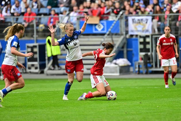 Fußball I Frauen I Saison 2025-2026 I Bundesliga I 26. Spieltag I Hamburger SV - FC Bayern München I 17.05.2026 Annalena Carolina Wucher (15, Hamburger SV) foult Momoko Tanikawa (18, FC Bayern München) im Strafraum. Hamburg Volksparkstadion Hamburg Deutschland Copyright: xLobeca WolfxGebhardtx
