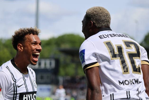 17.05.2026, Fussball, Herren, 2. Bundesliga, Saison 2025 2026, SV 07 Elversberg SC Preußen Münster, Torjubel zum 2:0, Torschütze: David Mokwa (SV 07 Elversberg), Bambase Conte (SV 07 Elversberg) Elversberg Ursapharm-Arena an der Kaiserlinde Saarland Deutschland (DEU) Copyright: xSebastianxBachx