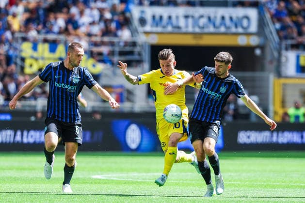 FC Internazionale vs Hellas Verona FC - Serie A 2025 26 - 17 05 2026 Petar Sucic of FC Internazionale competes for the ball with Tomas Suslov of Hellas Verona FC during Serie A 2025 26 football match between FC Internazionale and Hellas Verona FC at San Siro Stadium in Milan, Italy Copyright: xBEAUTIFULxSPORTS Carabellix