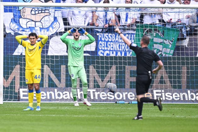 17.05.2026, Fussball, 2. Bundesliga, Saison 2025 2026, 34. Spieltag, FC Schalke 04 - Eintracht Braunschweig, Johan Gomez (Eintracht Braunschweig) , Torwart Loris Karius (FC Schalke 04) xRHR-FOTO YYx Copyright: KROEGER RHR-FOTOx RHR-FOTO YY
