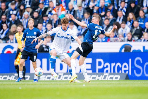 Sport Bilder des Tages 17.05.2026 - Fußball, 2025 2026, 2. Bundesliga, 34. Spieltag, DSC Arminia Bielefeld - Hertha BSC Berlin: (L-R) Sebastian Grönning (Berlin), Arne Sicker (Bielefeld) DFL REGULATIONS PROHIBIT ANY USE OF PHOTOGRAPHS AS IMAGE SEQUENCES AND OR QUASI-VIDEO.