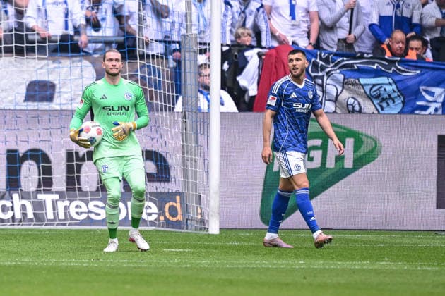 17.05.2026, Fussball, 2. Bundesliga, Saison 2025 2026, 34. Spieltag, FC Schalke 04 - Eintracht Braunschweig, Torwart Loris Karius (FC Schalke 04), Hasan Kurucay (FC Schalke 04) xRHR-FOTO YYx Copyright: KROEGER RHR-FOTOx RHR-FOTO YY