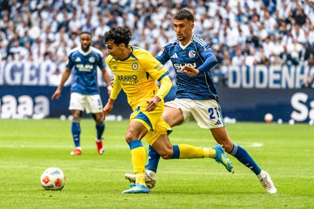 Sport Bilder des Tages Deutschland: 2. Bundesliga 2025 2026, 34. Spieltag - FC Schalke 04 vs. Eintracht Braunschweig - 17.05.2026 - Veltins-Arena (Gelsenkirchen, Nordrhein-Westfalen) Johan Gomez (Eintracht Braunschweig) (44) Dejan Ljubicic (21) Copyright: xCelinaxLeiersx