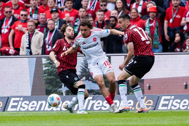 Hannover, Deutschland 17. Mai 2026: 2. BL - 2025 2026 - Sp. 34 - Hannover 96 gegen 1. FC Nürnberg Im Bild: v. li. im Zweikampf Kolja Nuno Oudenne (HAN), Rafael Lubach (FCN) und Bastian Allgeier (HAN) DFL DFB regulations prohibit any use of photographs as image sequences and or quasi-video Heinz von Heiden Arena Niedersachsen Copyright: xFotostandx xKruczynskix