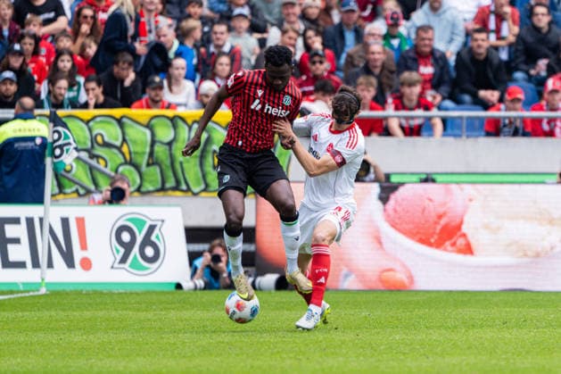 Hannover, Deutschland 17. Mai 2026: 2. BL - 2025 2026 - Sp. 34 - Hannover 96 gegen 1. FC Nürnberg Im Bild: v. li. im Zweikampf Mustapha Bundu (HAN) und Fabio Gruber (FCN) DFL DFB regulations prohibit any use of photographs as image sequences and or quasi-video Heinz von Heiden Arena Niedersachsen Copyright: xFotostandx xKruczynskix