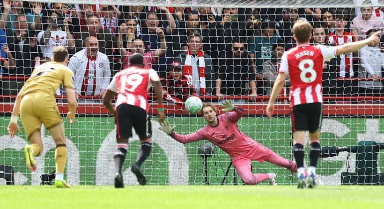 Caoimhin Kelleher of Brentford concedes a goal from a penalty kick Brentford v Crystal Palace, Premier League, Football, Gtech Community Stadium, London, UK - 17 May 2026London Gtech Community Stadium United Kingdom EDITORIAL USE ONLY No use with unauthorised audio, video, data, fixture lists, club league logos or live services. Online in-match use limited to 120 images, no video emulation. No use in betting, games or single club league player publications.  Copyright: xMichaelxZemanek Shutterstockx 16877452n
