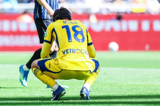IPA84788258 - Kieron Tom Bowie of Hellas Verona FC reacts during Serie A 2025 26 football match between FC Internazionale and Hellas Verona FC at San Siro Stadium in Milan, Italy  Copyright: xFabrizioxCarabelli IPAxSportx xx 84788258
