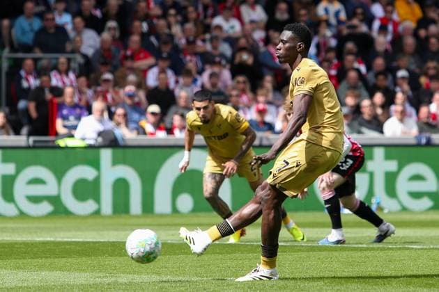 Ismaila Sarr of Crystal Palace scores his team s first goal from the penalty spot Brentford v Crystal Palace, Football, Premier League, The Gtech Community Stadium, London, UK - 17 05 2026 EDITORIAL USE ONLY No use with unauthorised audio, video, data, fixture lists, club league logos or live services. Online in-match use limited to 120 images, no video emulation. No use in betting, games or single club league player publications.  Copyright: xAnthonyxHanc Shutterstockx 16880122c