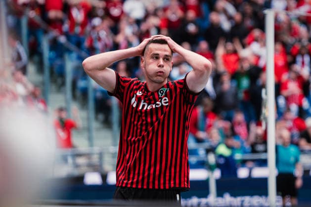 2. Bundesliga: Hannover 96 vs. 1. FC Nürnberg, 17.05.2026 Maik Nawrocki (Hannover 96, 6) verschlägt die Hände über den Kopf; Fußball, 2. Bundesliga, 34. Spieltag: Hannover 96 vs. 1. FC Nürnberg am 17.05.2026 in der Heinz von Heiden Arena, Hannover DFL REGULATIONS PROHIBIT ANY USE OF PHOTOGRAPHS AS IMAGE SEQUENCES AND OR QUASI-VIDEO. Copyright: xBEAUTIFULxSPORTS Tonhäuserx