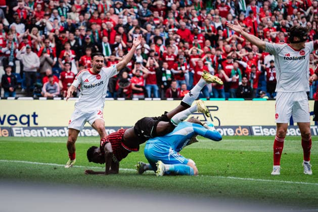 2. Bundesliga: Hannover 96 vs. 1. FC Nürnberg, 17.05.2026 Mustapha Bundu (Hannover 96, 7) stürzt über Jan Reichert (1. FC Nürnberg, 1); Fußball, 2. Bundesliga, 34. Spieltag: Hannover 96 vs. 1. FC Nürnberg am 17.05.2026 in der Heinz von Heiden Arena, Hannover DFL REGULATIONS PROHIBIT ANY USE OF PHOTOGRAPHS AS IMAGE SEQUENCES AND OR QUASI-VIDEO. Copyright: xBEAUTIFULxSPORTS Tonhäuserx