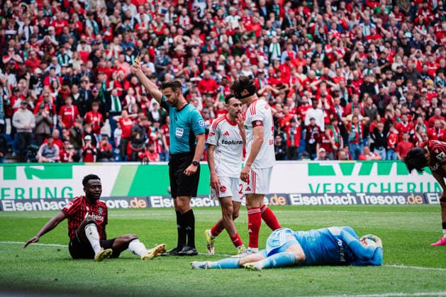 2. Bundesliga: Hannover 96 vs. 1. FC Nürnberg, 17.05.2026 Jan Reichert (1. FC Nürnberg, 1) liegt am Boden, Mustapha Bundu (Hannover 96, 7) bekommt die gelbe Karte von Daniel Schlager (Schiedsrichter); Fußball, 2. Bundesliga, 34. Spieltag: Hannover 96 vs. 1. FC Nürnberg am 17.05.2026 in der Heinz von Heiden Arena, Hannover DFL REGULATIONS PROHIBIT ANY USE OF PHOTOGRAPHS AS IMAGE SEQUENCES AND OR QUASI-VIDEO. Copyright: xBEAUTIFULxSPORTS Tonhäuserx
