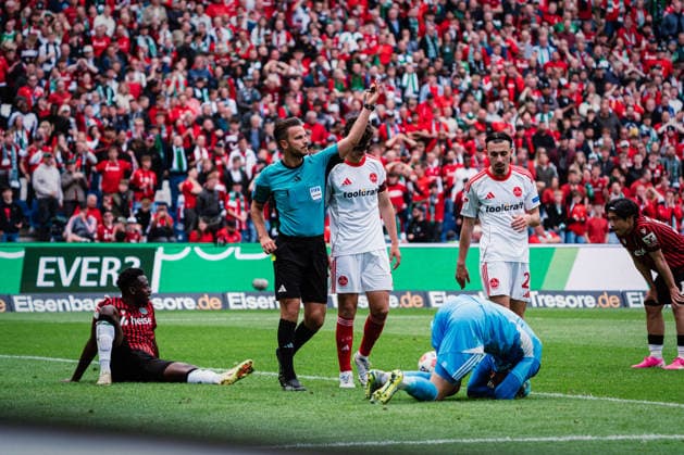 2. Bundesliga: Hannover 96 vs. 1. FC Nürnberg, 17.05.2026 Jan Reichert (1. FC Nürnberg, 1) liegt am Boden, Mustapha Bundu (Hannover 96, 7) bekommt die gelbe Karte von Daniel Schlager (Schiedsrichter); Fußball, 2. Bundesliga, 34. Spieltag: Hannover 96 vs. 1. FC Nürnberg am 17.05.2026 in der Heinz von Heiden Arena, Hannover DFL REGULATIONS PROHIBIT ANY USE OF PHOTOGRAPHS AS IMAGE SEQUENCES AND OR QUASI-VIDEO. Copyright: xBEAUTIFULxSPORTS Tonhäuserx