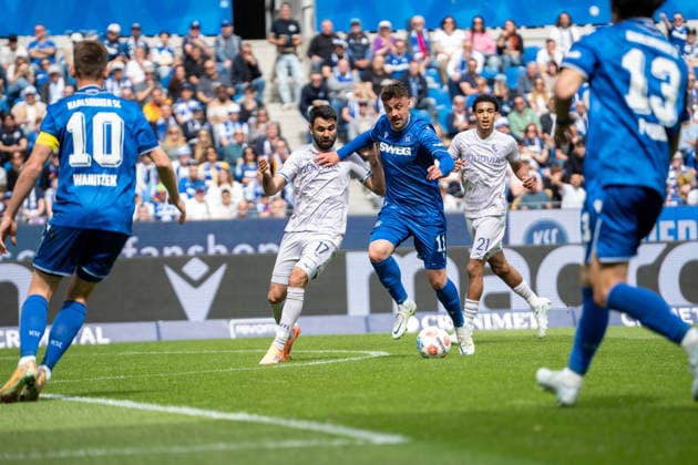 17.05.2026, xdaymx, Fussball 2.Bundesliga, Karlsruher SC - VfL Bochum, vl. Gerrit Holtmann (VfL Bochum) und Philipp Förster (Karlsruher SC) (DFL DFB REGULATIONS PROHIBIT ANY USE OF PHOTOGRAPHS as IMAGE SEQUENCES and or QUASI-VIDEO) Karlsruhe