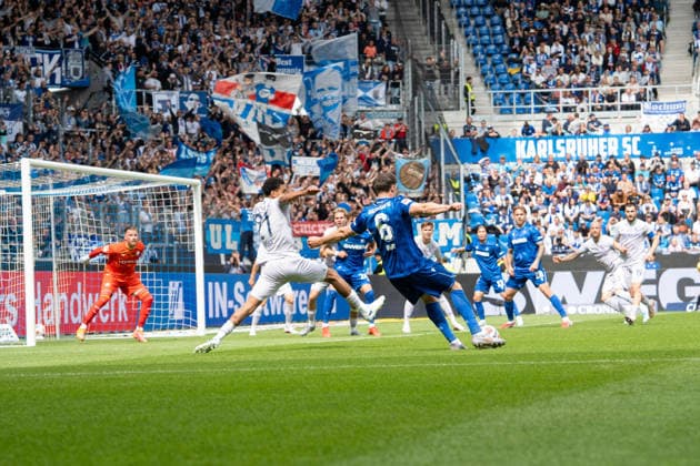 17.05.2026, xdaymx, Fussball 2.Bundesliga, Karlsruher SC - VfL Bochum, Nicolai Rapp (Karlsruher SC) mit einer gefährlichen Flanke, die der Auslöser zum 1:1 von Shio Fukuda (Karlsruher SC) war. (DFL DFB REGULATIONS PROHIBIT ANY USE OF PHOTOGRAPHS as IMAGE SEQUENCES and or QUASI-VIDEO) Karlsruhe