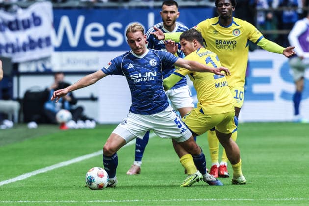 Fussball, 2. Bundesliga Saison 2025 2026 34. Spieltag FC Schalke 04 - Eintracht Braunschweig 17.05.2026, VELTINS-Arena Timo Becker (FC Schalke 04, 5) Jovan Mijatovic (Eintracht Braunschweig, 11) Gelsenkirchen VELTINS-Arena Nordrhein-Westfalen Deutschland