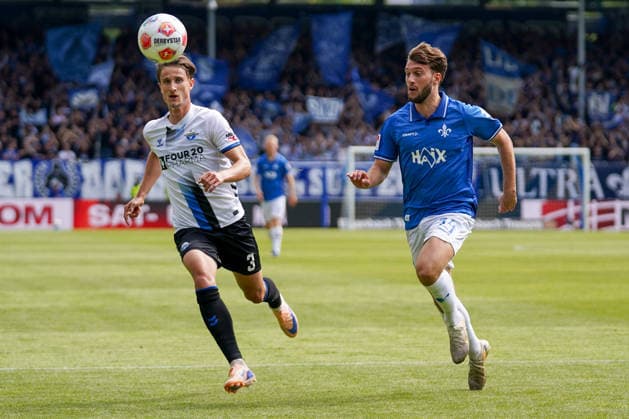 Deutschland: Fußball 2. Liga 2025 2026, 34. Spieltag - SV Darmstadt 98 vs SC Paderborn 07 Merck-Stadion am Böllenfalltor (Darmstadt): Killian Corredor (SVD, 34) im Zweikampf mit Jonah Sticker (SCP, 3) Copyright: xTobiasxWentzellx