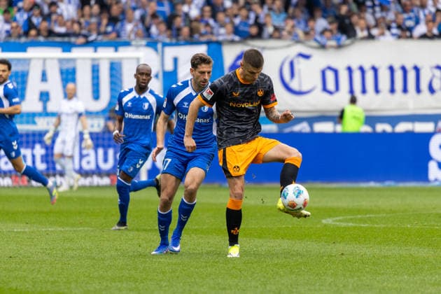 Deutschland: 2.Bundesliga, 34. Spieltag, Saison 2025 2026, 1.FC Magdeburg vs 1. FC Kaiserslautern Avnet Arena (Magdeburg) : Hanslik Daniel (1. FC Kaiserslautern, 19) im Zweikampf gegen Nollenberger Alexander (1. FC Magdeburg, 17) Copyright: xMichellexLukax