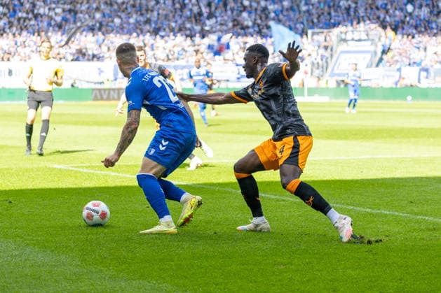 Deutschland: 2.Bundesliga, 34. Spieltag, Saison 2025 2026, 1.FC Magdeburg vs 1. FC Kaiserslautern Avnet Arena (Magdeburg) : Zukowski Mateusz (1. FC Magdeburg, 22) im Zweikampf gegen Gyamfi Maxwell (1. FC Kaiserslautern, 4) Copyright: xMichellexLukax