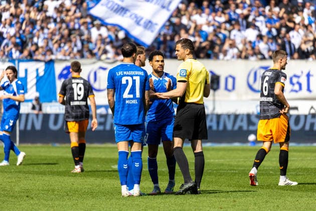 Deutschland: 2.Bundesliga, 34. Spieltag, Saison 2025 2026, 1.FC Magdeburg vs 1. FC Kaiserslautern Avnet Arena (Magdeburg) : Dr. Max Burda (Schiedsrichter), Michel Falko (1. FC Magdeburg, 21), Bockhorn Herbert (1. FC Magdeburg, 7), Atik Baris (1. FC Magdeburg, 23) Copyright: xMichellexLukax