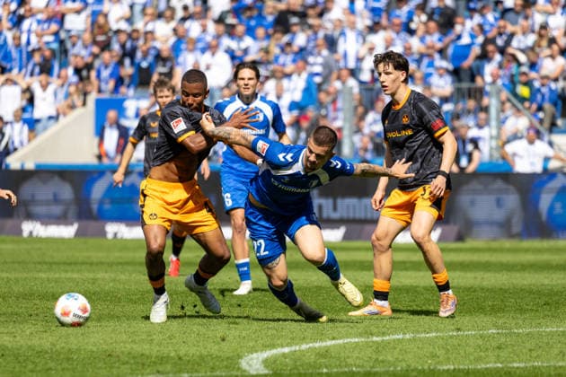 Deutschland: 2.Bundesliga, 34. Spieltag, Saison 2025 2026, 1.FC Magdeburg vs 1. FC Kaiserslautern Avnet Arena (Magdeburg) : Zukowski Mateusz (1. FC Magdeburg, 22) im Zweikampf gegen Schramm David (1. FC Kaiserslautern, 41) Copyright: xMichellexLukax
