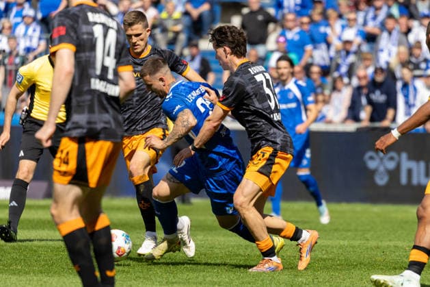 Deutschland: 2.Bundesliga, 34. Spieltag, Saison 2025 2026, 1.FC Magdeburg vs 1. FC Kaiserslautern Avnet Arena (Magdeburg) : Zukowski Mateusz (1. FC Magdeburg, 22) im Zweikampf gegen Robinson Leon (1. FC Kaiserslautern, 37) Copyright: xMichellexLukax