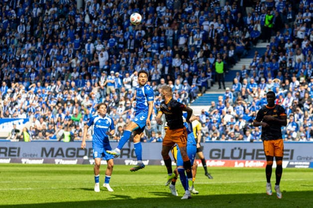 Deutschland: 2.Bundesliga, 34. Spieltag, Saison 2025 2026, 1.FC Magdeburg vs 1. FC Kaiserslautern Avnet Arena (Magdeburg) : Bockhorn Herbert (1. FC Magdeburg, 7) im Kopfball Duell gegen Wekesser Erik (1. FC Kaiserslautern, 13) Copyright: xMichellexLukax