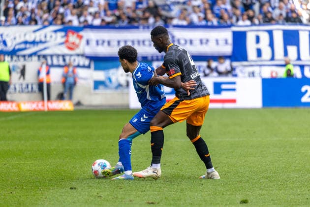 Deutschland: 2.Bundesliga, 34. Spieltag, Saison 2025 2026, 1.FC Magdeburg vs 1. FC Kaiserslautern Avnet Arena (Magdeburg) : Bockhorn Herbert (1. FC Magdeburg, 7) im Zweikampf gegen Gyamfi Maxwell (1. FC Kaiserslautern, 4) Copyright: xMichellexLukax