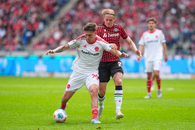 17.05.2026, xydrx, Herren, Fußball, 2.Bundesliga, Hannover 96 - 1.FC Nürnberg, Saison 2025 2026, Heinz von Heiden Arena: Javier Fernandez (1.FC Nürnberg, 20) im Zweikampf gegen Stefan Teitur Thordarson (Hannover 96, 23) DFB regulations prohibit any use of photographs as image sequences and or quasi-video. Copyright: HMBxMedia YannisxDreimann