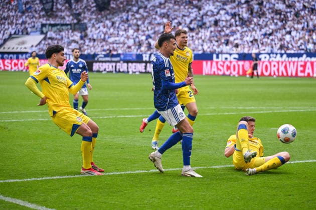 17.05.2026, Fussball, 2. Bundesliga, Saison 2025 2026, 34. Spieltag, FC Schalke 04 - Eintracht Braunschweig, Dejan Ljubicic (FC Schalke 04), Florian Flick (Eintracht Braunschweig) xRHR-FOTO YYx Copyright: KROEGER RHR-FOTOx RHR-FOTO YY