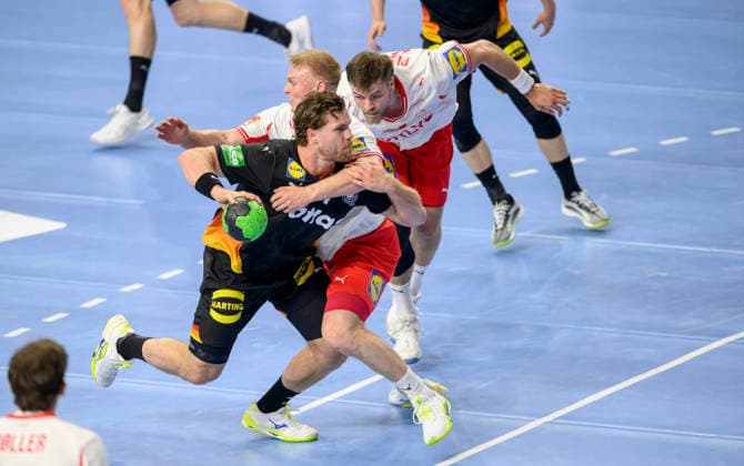 (l-r) Johannes Golla (GER), Emil Bergholt (DEN), Steven JACOBSEN (DEN), Aktion, Zweikampf. Männer Handball Länderspiel, Deutschland (GER) - Dänemark (DEN), am 17.05.2026 in Koeln Deutschland. Lanxess Arena