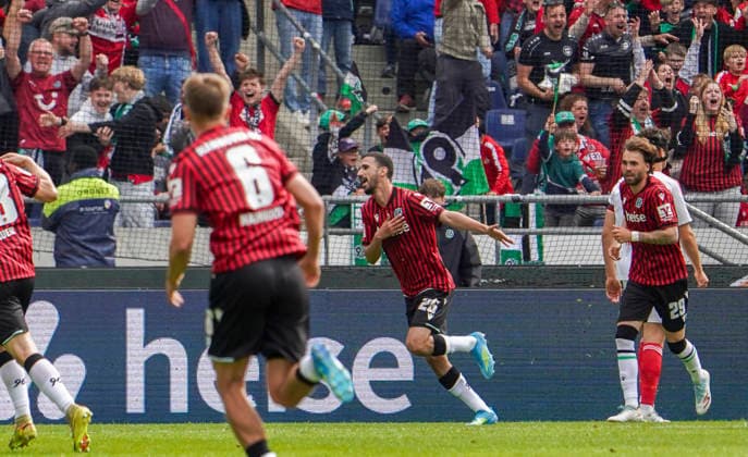 Deutschland: Fussball 2.Bundesliga 2025 2026, 34. Spieltag - Hannover 96 vs 1. FC Nürnberg - Heinz von Heiden Arena Stadion (Hannover): Tor und Torjubel zum Waniss TaÃ¯bi Waniss Taibi (Hannover 96, 26) Hannover Copyright: xAymanxAlahmedx