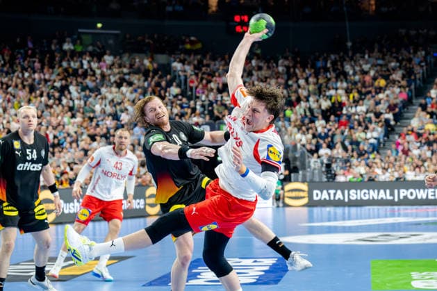Dortmund 17.05.2026, Handball, Herren, Länderspiel, Deutschland Dänemark Lasse Kjaer Moller (Dänemark, 64) beim Torwurf gestört von Tom Kiesler (Deutschland, 30)