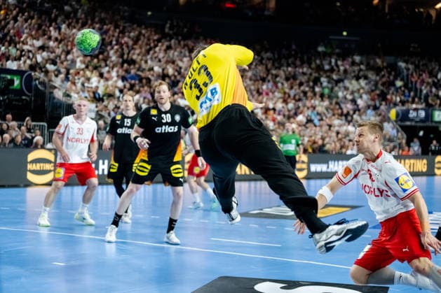 Dortmund 17.05.2026, Handball, Herren, Länderspiel, Deutschland Dänemark Andreas Wolff (Deutschland, 33) fliegt seinem Gegenspieler entgegen und pariert dabei