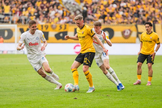 17.05.2026, xomx, Fussball 2.Bundesliga, Dynamo Dresden - Holstein Kiel v.l. Marko Ivezic (Holstein Kiel), Jonas Sterner (Dynamo Dresden), Alexander Bernhardsson (Holstein Kiel) im Kampf um den Ball (DFL DFB REGULATIONS PROHIBIT ANY USE OF PHOTOGRAPHS as IMAGE SEQUENCES and or QUASI-VIDEO) Dresden