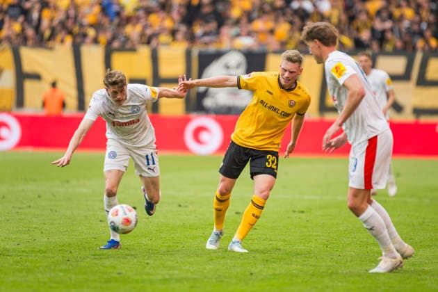 17.05.2026, xomx, Fussball 2.Bundesliga, Dynamo Dresden - Holstein Kiel v.l. Alexander Bernhardsson (Holstein Kiel), Jonas Sterner (Dynamo Dresden) im Zweikampf am Ball (DFL DFB REGULATIONS PROHIBIT ANY USE OF PHOTOGRAPHS as IMAGE SEQUENCES and or QUASI-VIDEO) Dresden