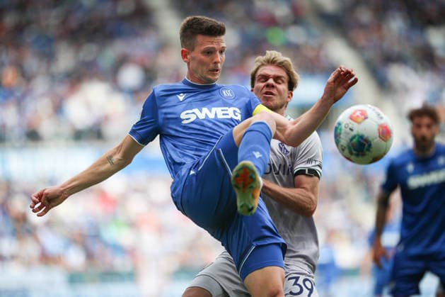 Marvin Wanitzek (Karlsruher SC, 10) im Zweikampf mit Leandro Morgalla (VfL Bochum, 39), Karlsruher SC vs. VfL Bochum, 2. Bundesliga, 34. Spieltag, 2025 2026, 17.05.2026, DFL REGULATIONS PROHIBIT ANY USE OF PHOTOGRAPHS AS IMAGE SEQUENCES AND OR QUASI-VIDEO, Karlsruher SC vs. VfL Bochum, 2. Bundesliga, 34. Spieltag, 2025 2026, 17.05.2026 Karlsruhe Copyright: xEibner-Pressefoto JanxPrihodax EP_JPA