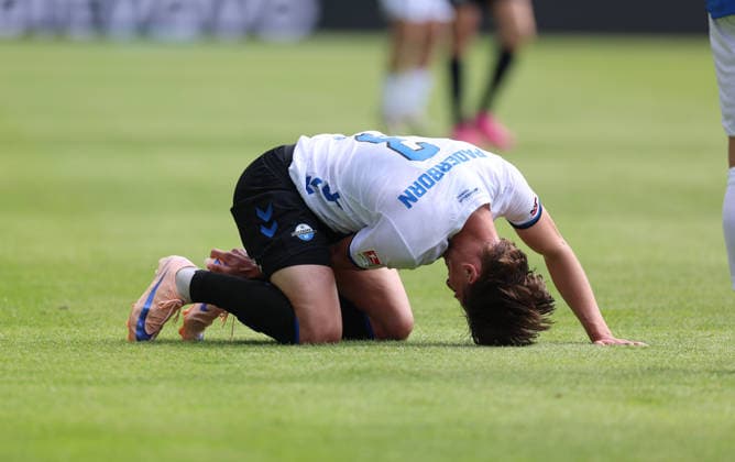 16.05.2026, Fussball 2. Bundesliga, SV Darmstadt 98 - SC Paderborn, v.l., Jonah Sticker (SC Paderborn) enttaeuscht, enttaeuscht schauend, dissapointed, traurig, frustiert, frust, gefrustet, frustrated DFL DFB REGULATIONS PROHIBIT ANY USE OF PHOTOGRAPHS AS IMAGE SEQUENCES AND OR QUASI-VIDEO. xdcx Copyright: HMBxMedia Claus