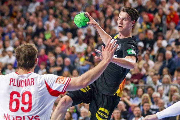 17.05.2026, xkwix, Handball, Länderspiel, Deutschland - Dänemark , Lanxess-Arena in Köln: Miro Schluroff (Germany 05) beim Wurf im Zweikampf gegen Steven Plucnar Jacobsen (Denmark 69) Photo: xKamilxWilkowskixPressefotoKochx Nordrhein-Westfalen Deutschland
