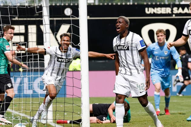 17.05.2026, xjrdrx, Fussball 2.Bundesliga, SV Elversberg - Preußen Münster v.l. Torjubel nach dem Tor zum celebrating the goal celebrate 1:0 durch Bambase Conte (SV Elversberg) (DFL DFB REGULATIONS PROHIBIT ANY USE OF PHOTOGRAPHS as IMAGE SEQUENCES and or QUASI-VIDEO) Elversberg