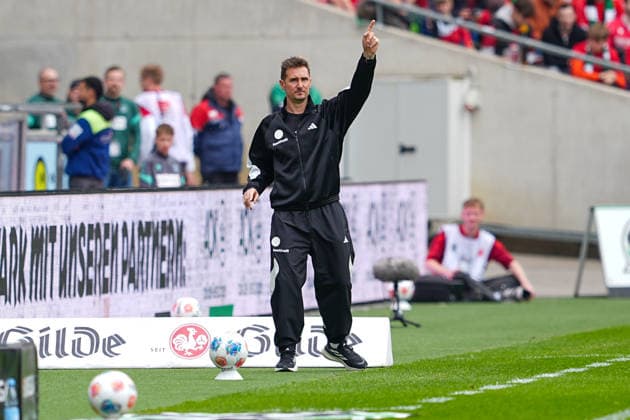 17.05.2026, xydrx, Herren, Fußball, 2.Bundesliga, Hannover 96 - 1.FC Nürnberg, Saison 2025 2026, Heinz von Heiden Arena: Miroslav Klose (Cheftrainer 1.FC Nürnberg) gestikulierend DFB regulations prohibit any use of photographs as image sequences and or quasi-video. Copyright: HMBxMedia YannisxDreimann
