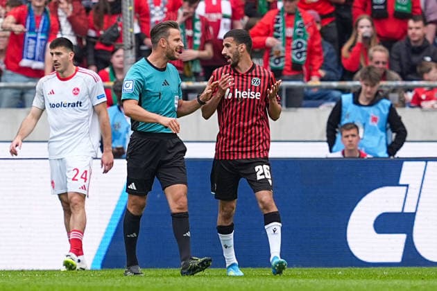 17.05.2026, xydrx, Herren, Fußball, 2.Bundesliga, Hannover 96 - 1.FC Nürnberg, Saison 2025 2026, Heinz von Heiden Arena: Waniss Taibi (Hannover 96, 26) diskutiert mit Daniel Schlager (Schiedsrichter) DFB regulations prohibit any use of photographs as image sequences and or quasi-video. Copyright: HMBxMedia YannisxDreimann
