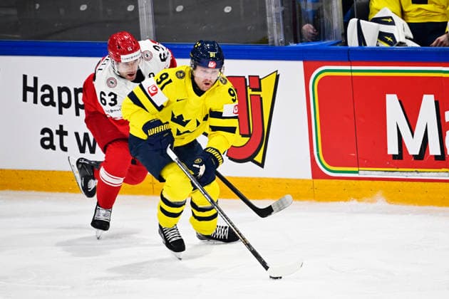 FRIBOURG, SCHWEIZ 20260517 Sveriges Carl Grundström mot Danmarks Patrick Russell under söndagens match i ishockey-VM mellan Danmark och Sverige pa BCF Arena, Fribourg i Schweiz.