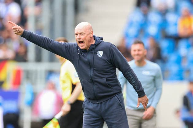 Uwe Roesler (VfL Bochum, Chef-Trainer) motiviert seine Mannschaft an der Seitenlinie, Karlsruher SC vs. VfL Bochum, 2. Bundesliga, 34. Spieltag, 2025 2026, 17.05.2026, DFL REGULATIONS PROHIBIT ANY USE OF PHOTOGRAPHS AS IMAGE SEQUENCES AND OR QUASI-VIDEO, Karlsruher SC vs. VfL Bochum, 2. Bundesliga, 34. Spieltag, 2025 2026, 17.05.2026 Karlsruhe Copyright: xEibner-Pressefoto JanxPrihodax EP_JPA